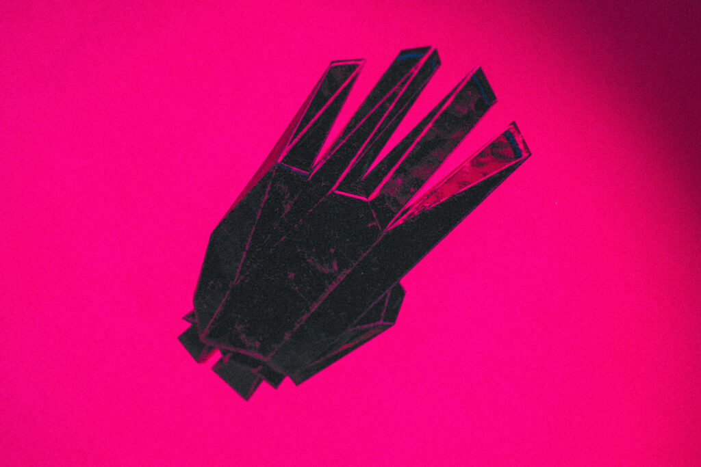 Illustratie van een metalen hand die vier vingers opsteekt, om 