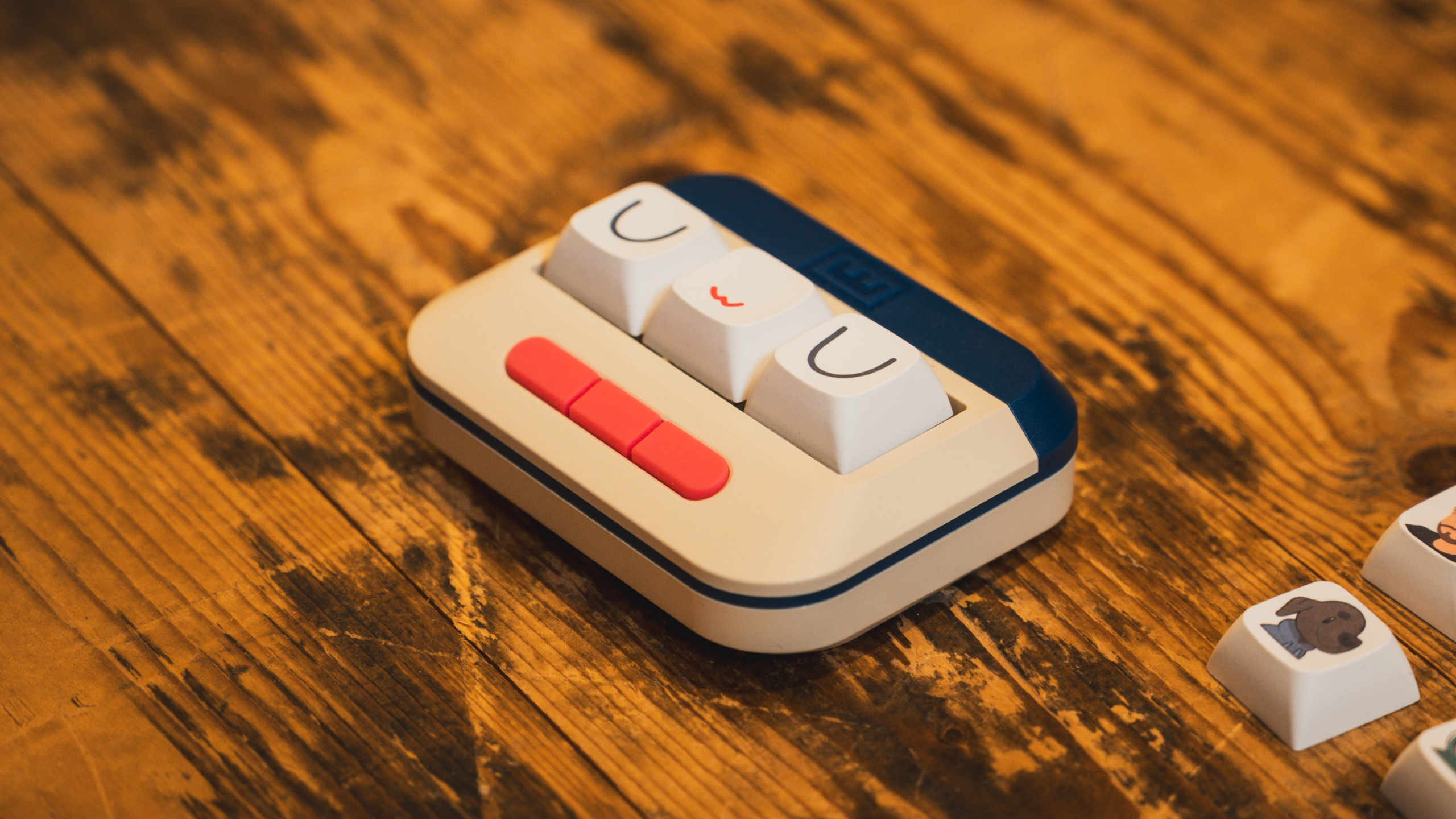 De Wooting UwU, een klein soort 'macropad' voor de spelers van ritmegame osu!