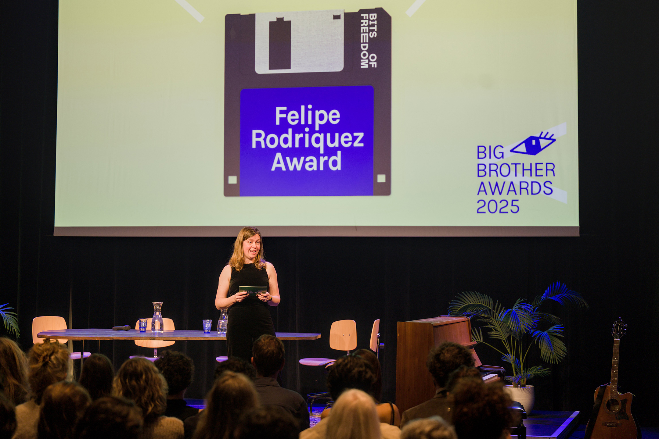 Marjolein Lanzing leidt de Felipe Rodriquez Awards in tijdens het Big Brother Awards 2025-prijzengala.
