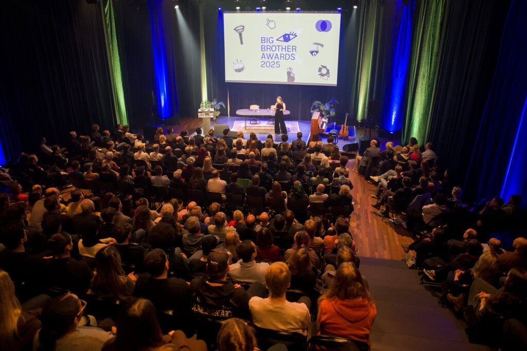 De zaal en het publiek tijdens de Big Brother Awards 2025-uitreiking in Vlaams Cultuurhuis de Brakke Grond. (Foto: Bart Noordervliet)