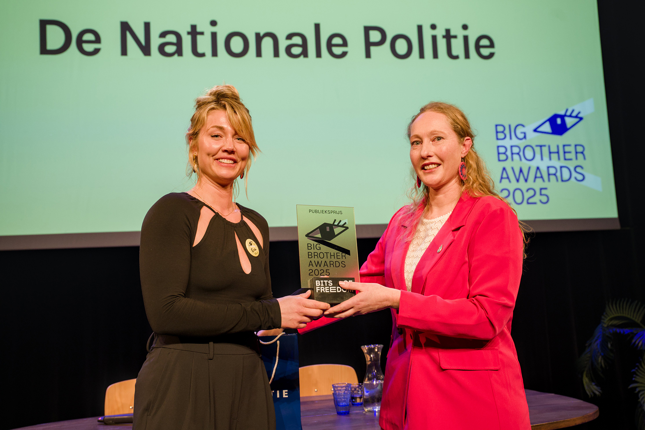 Marjolein Louwerse van de Nationale Politie neemt de gewonnen Big Brother Award in ontvangst.