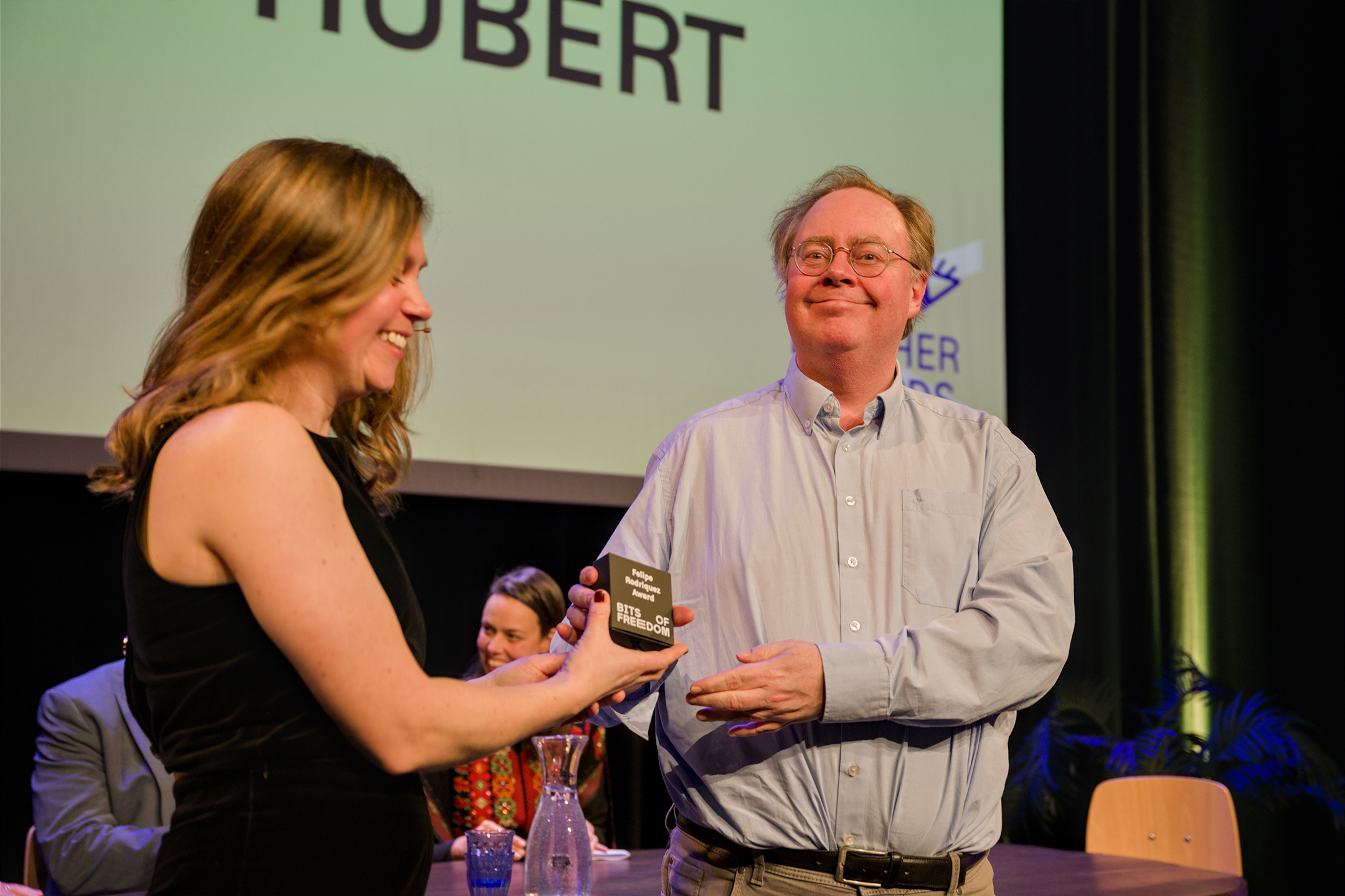 Bert Hubert van Cloud Kootwijk neemt zijn Felipe Rodriquez Awards in ontvangst. (Foto: Bart Noordervliet)