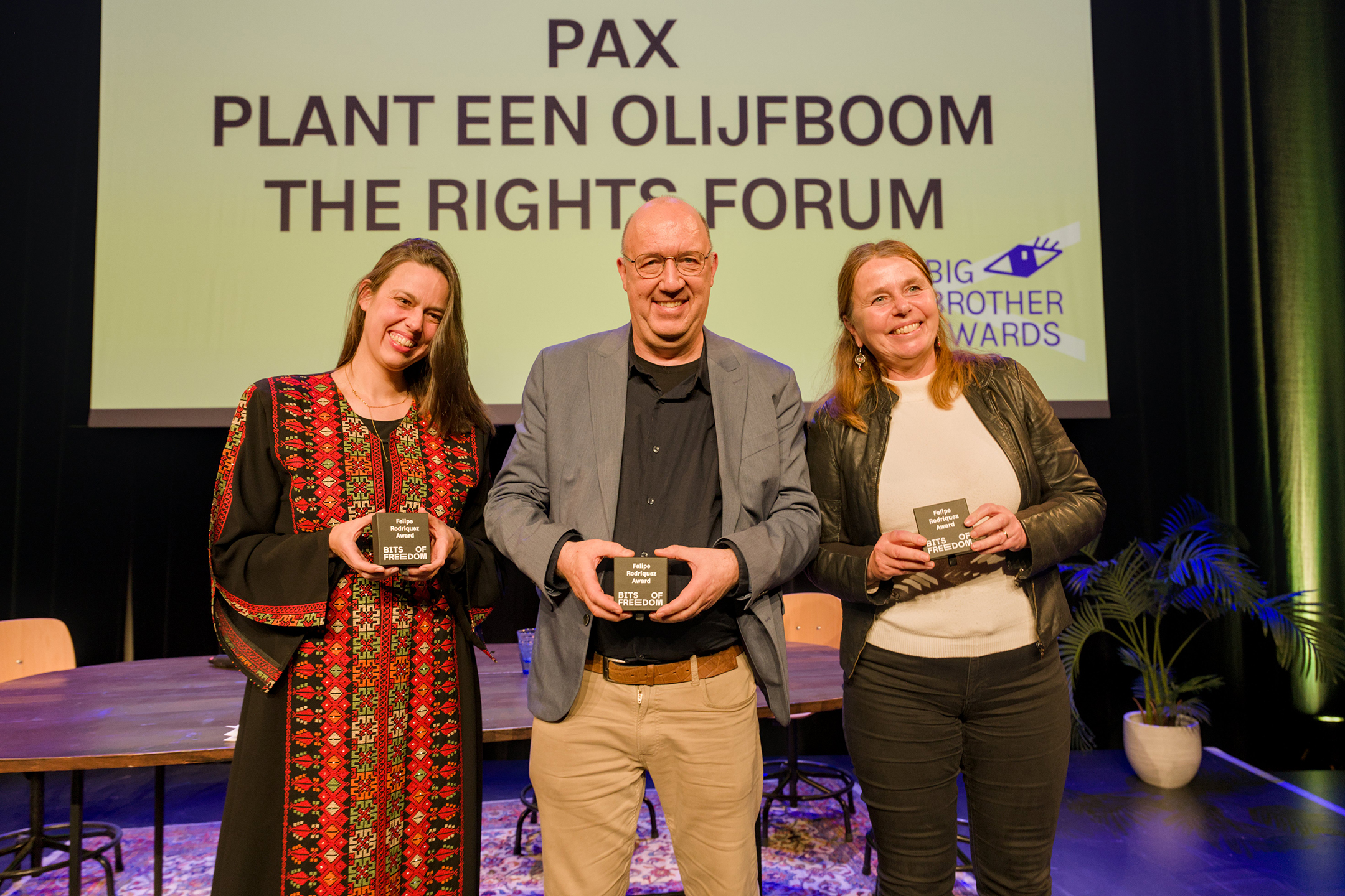 Afgezanten van Pax, Plant een Olijfboom en The Rights Forum nemen hun Felipe Rodriquez Awards in ontvangst. (Foto: Bart Noordervliet)