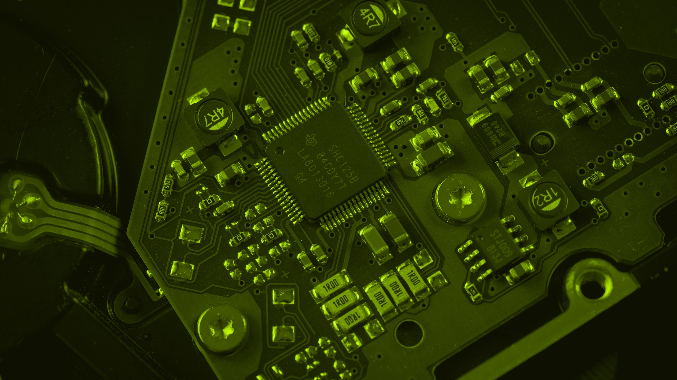 Close-up van enkele chips en transistors op de printplaat van een oude harde schijf (HDD).