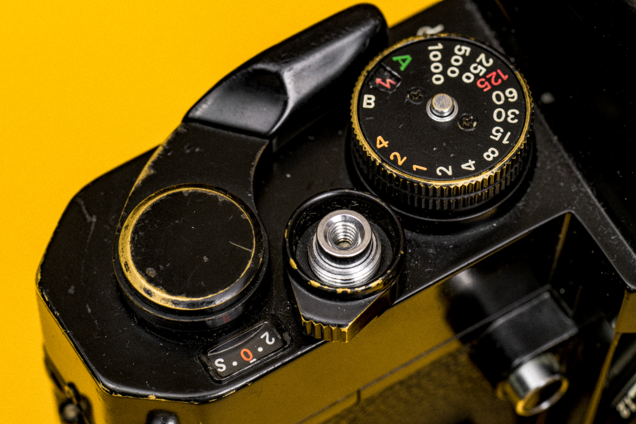 Close-up van de instellingen-elementen aan de rechterbovenzijde van de Nikkormat EL.