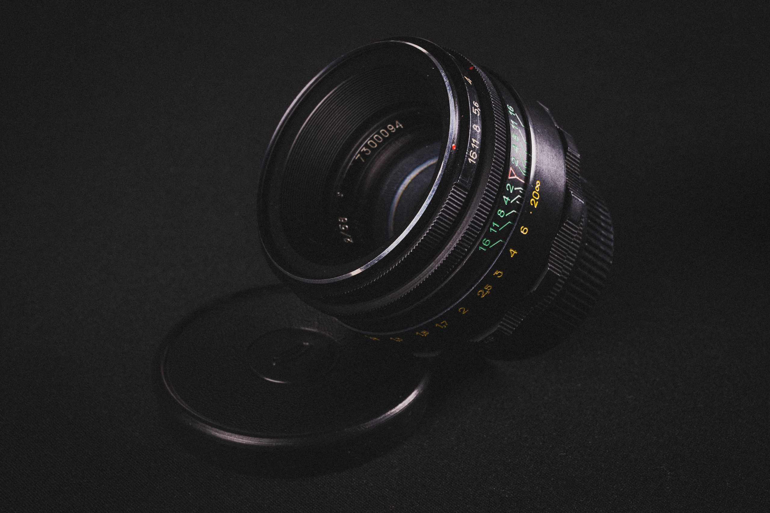 KMZ Helios 44-2 schuingelegd tegen zijn eigen lensdop. 