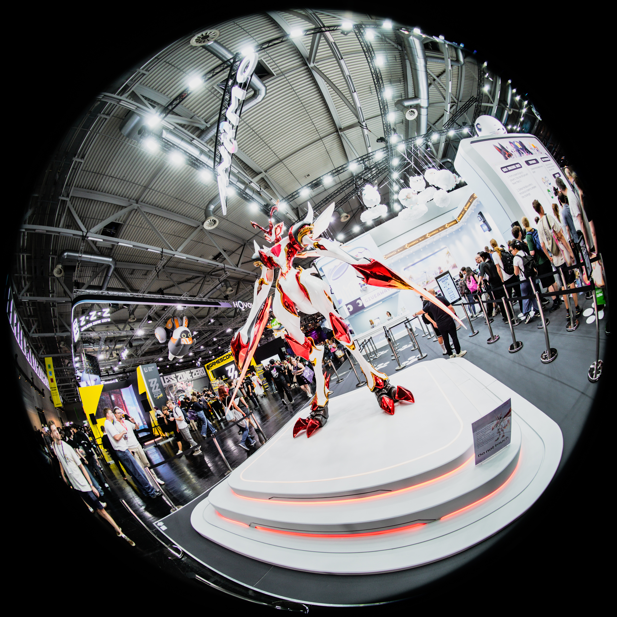 Fish-eye-foto van een groots standbeeld van Animo, op gamescom 2026.