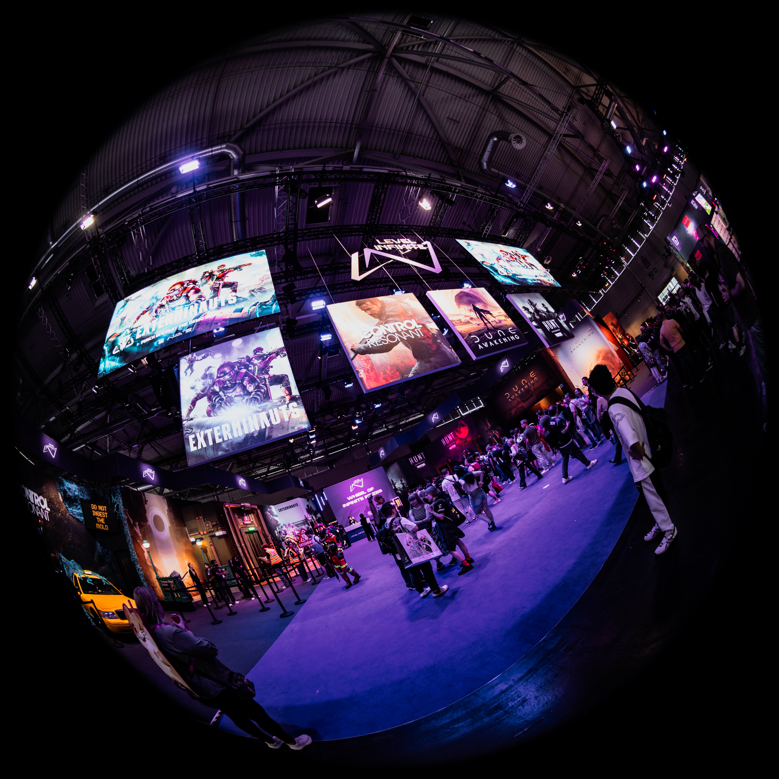 Fish-eye-foto van de Level Infinite booth op gamescom 2026.